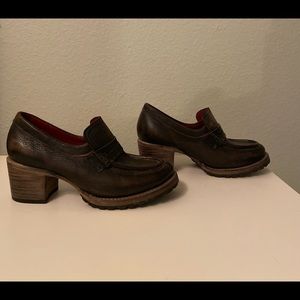 Size 7 Freebird Bristols in distressed black